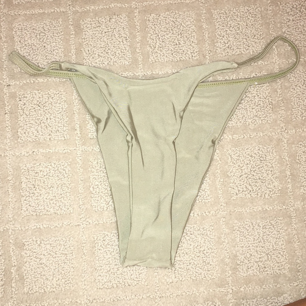 Bikini - Picture 2 of 5